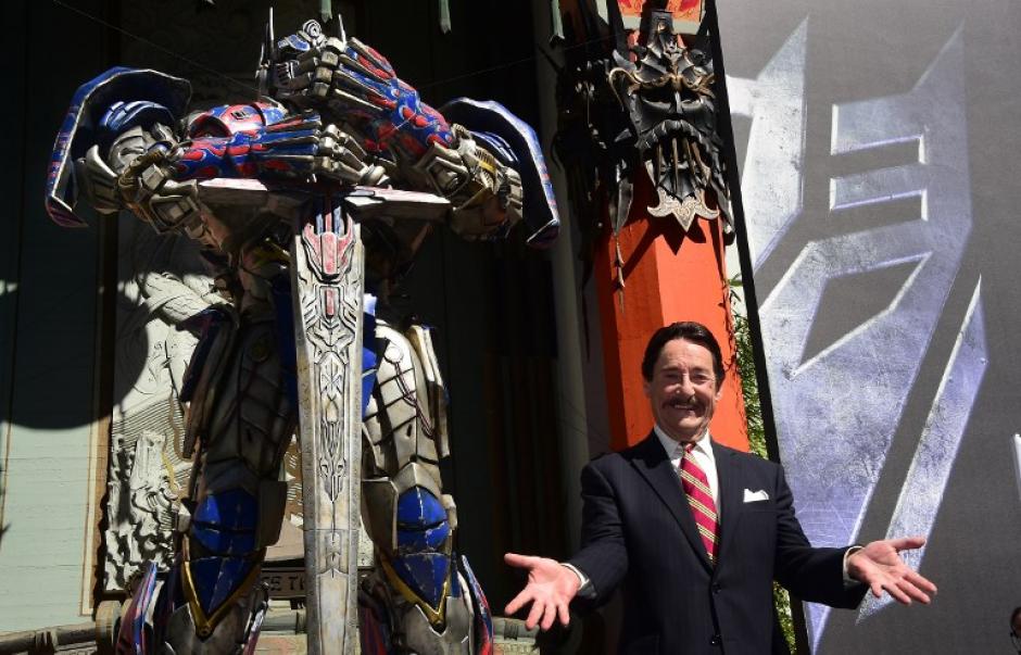 Optimus Prime (L), de la pel&iacute;cula &eacute;xito de taquilla en todo el mundo "Transformers: Edad de Extinci&oacute;n", se dio a conocer en una ceremonia de huella de la mano fuera del teatro chino TCL en Hollywood, California, el 30 de septiembre 2014. (Foto: AFP/Frederic J. Brown)