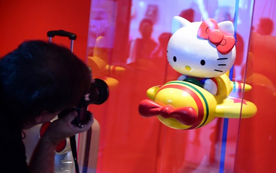 La mu&ntilde;eca de Hello Kitty que pilotea un avi&oacute;n fue hecha para el desfile de Macy&rsquo;s en el 2012. (Foto: Frederic J. Brown/AFP)