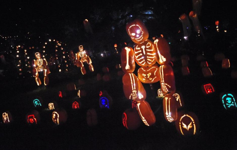 Jack-o'-linternas se muestran en la "rebeli&oacute;n de la Jack-O 'Lanterns' 'exposici&oacute;n, que cuenta con m&aacute;s de 5.000, calabazas iluminadas talladas a mano creado por los artistas profesionales y escultores en La Canada Flintridge, California, el 22 de octubre , 2014 La exposici&oacute;n se presenta a lo largo de un cuarto de milla (0.4km) camino esc&eacute;nico en Descanso Gardens. El evento de Halloween continuar&aacute; hasta el 2 de noviembre (Foto: AFP/ Robyn Beck)