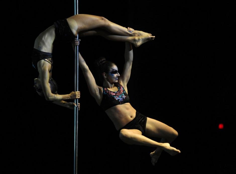 Las brasile&ntilde;as Laryssa Teles y Taillyta Torres compiten en la divisi&oacute;n de bailarinas dobles en el Campeonato Sudamericano de Baile de Tubo 2014 en Buenos Aires. (Foto: Juan Mabromata/AFP)