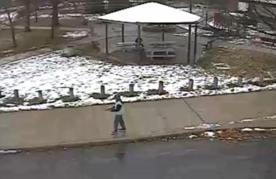 El menor de 12 a&ntilde;os bromeaba con una pistola de juguete, pero apunt&oacute; contra un ciudadano, lo que ocasion&oacute; que un vecino llamara al 911, quienes enviaron una patrulla de la Polic&iacute;a y le dispar&oacute;. (Foto: AFP)