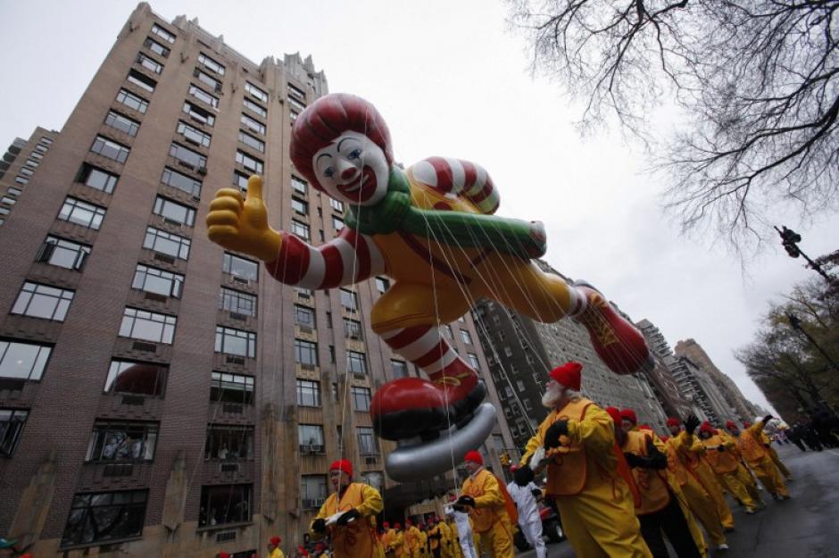 El inflable de Ronald McDonald recorre las calles cercanas al Central Park durante la 88 edici&oacute;n del Desfile de Acci&oacute;n de Gracias organizado por Macy&rsquo;s. (Foto: Kena Betancur/AFP)