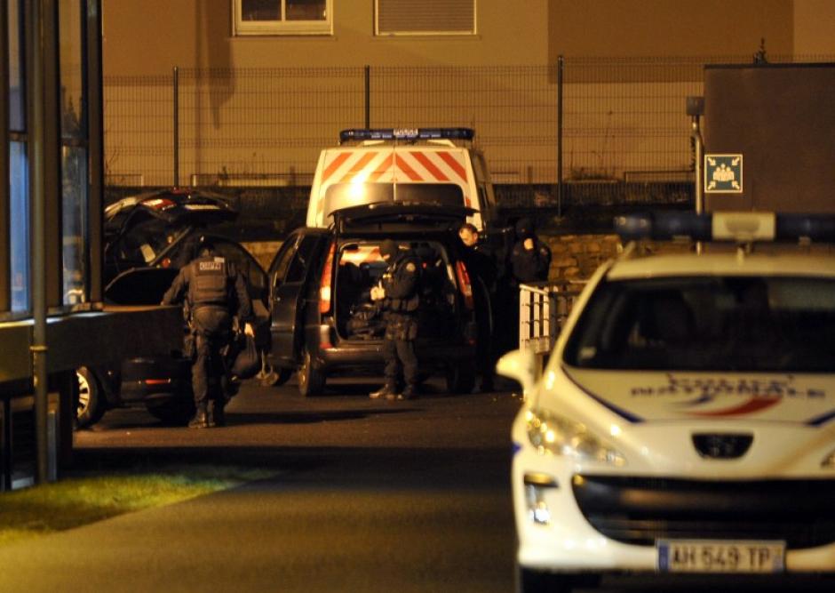 Uno de los tres sospechosos de haber participado en la masacre, en la que murieron doce personas, se ha entregado a la polic&iacute;a de Charleville-M&eacute;zi&egrave;res, junto a la frontera con B&eacute;lgica. (Foto: AFP)&nbsp;