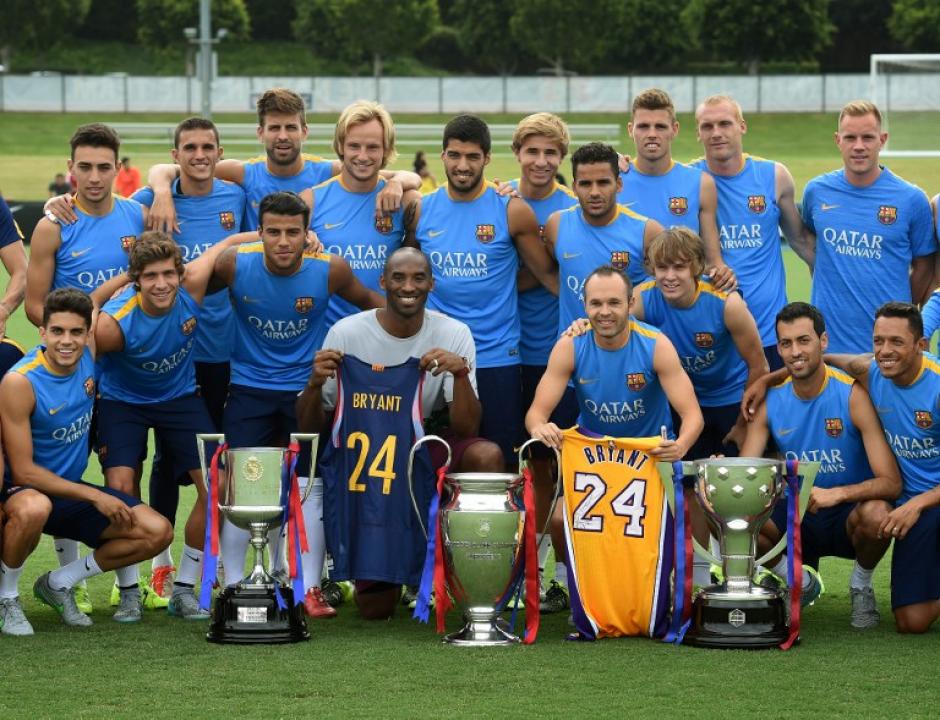 El jugador de baloncesto Kobe Bryant, junto a la delegaci&oacute;n del Barcelona. (Foto: AFP)