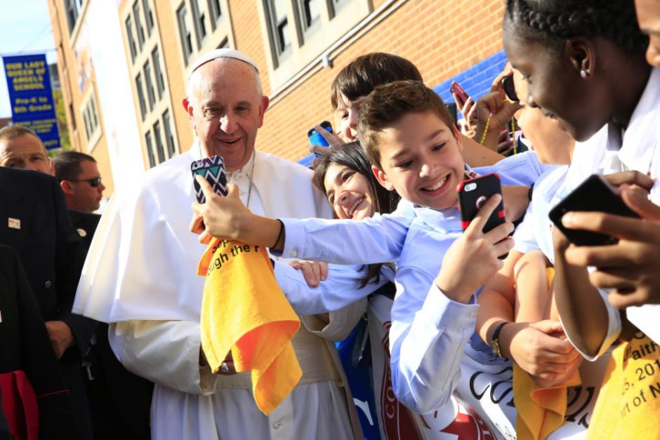 Los j&oacute;venes se sorprendieron de ver al Papa Francisco tan cerca.  (Foto: Cat&oacute;licos en Acci&oacute;n)