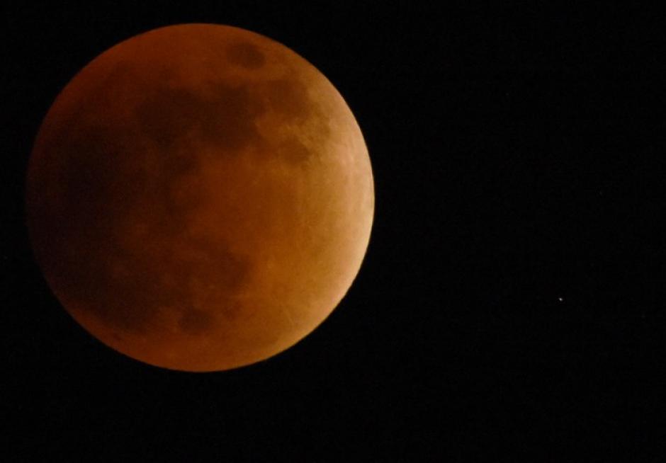Vista de la Superluna desde Caracas. (Foto: Juan Barreto/AFP)