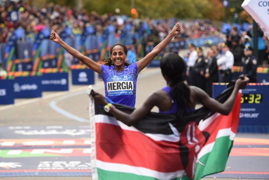 Mary Keitany (primer lugar) de Kenia, espera a Aselefch Mercia de Etiop&iacute;a. (Foto: AFP)