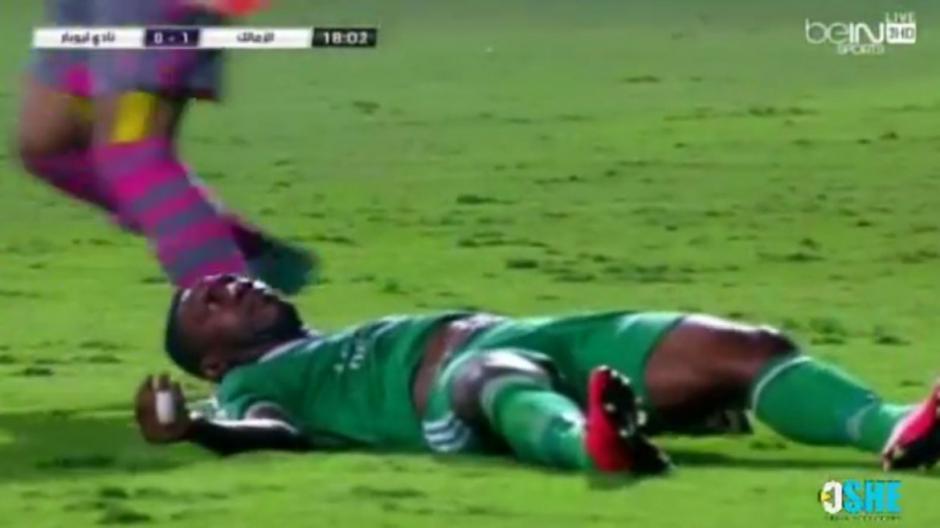 El jugador&nbsp;Rodi N'daye parece tener convulsiones luego del choque con el arquero rival y la ca&iacute;da que le provoc&oacute; una lesi&oacute;n severa. (Captura YouTube)