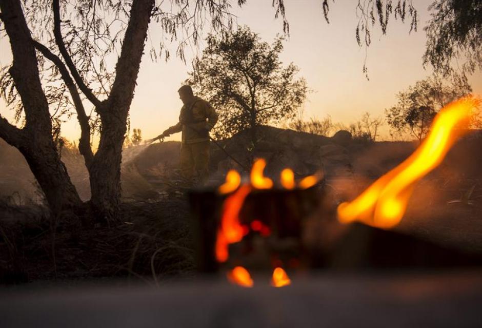 Desde el 13 de mayo pasado, miles de bomberos participan en sofocar varios incendios que se dispersaron en California. (Foto: EFE)