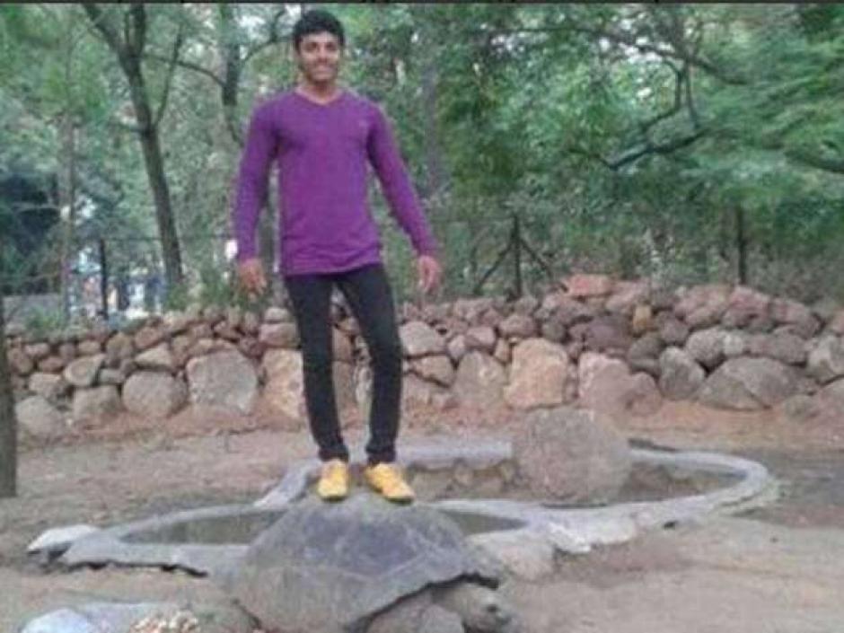 El joven hind&uacute; deber&aacute; entrar a prisi&oacute;n por tomarse esta fotograf&iacute;a. (Foto: Facebook)&nbsp;