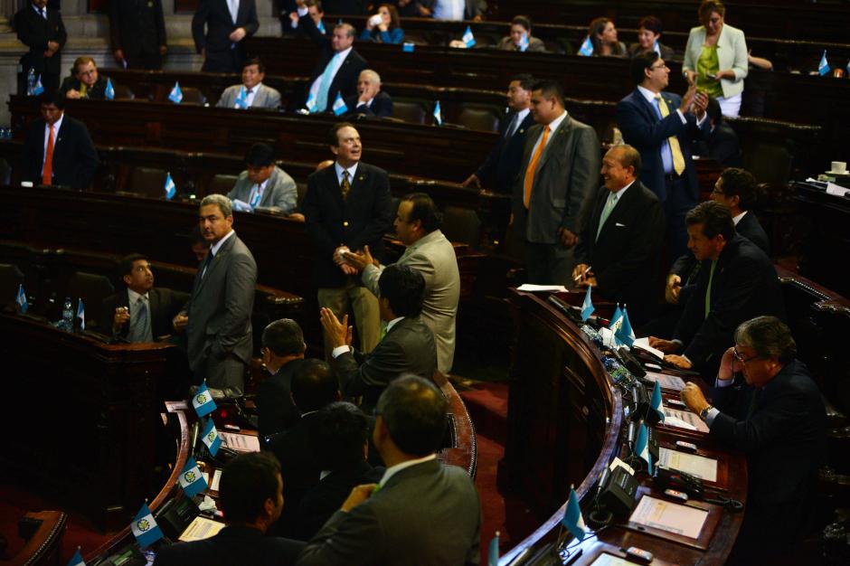 Diputados del Congreso aplauden luego que se observara en el tablero los 117 votos que derogaron la Ley para la Protección de Obtenciones Vegetales, la cual causó polémica en el país (Foto: Wilder López/Soy502)