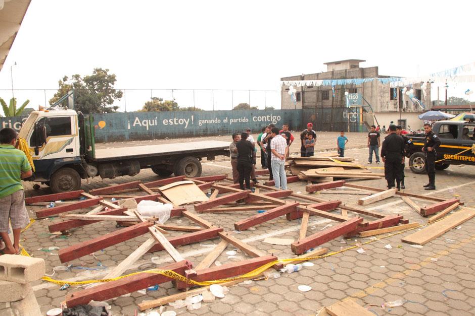 Dos niños fallecieron este domingo luego de que colapsara una tarima usada durante una actividad del precandidato del partido Líder, Manuel Baldizón. (Foto: Nuestro Diario)