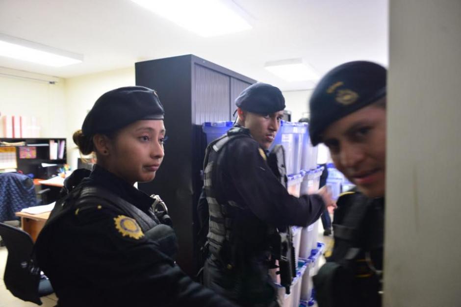 El MP y la PNC decomisaron este viernes los expedientes de todos los empleados que laboran en el Congreso de la Rep&uacute;blica. (Foto: Jes&uacute;s Alfonso/Soy502)