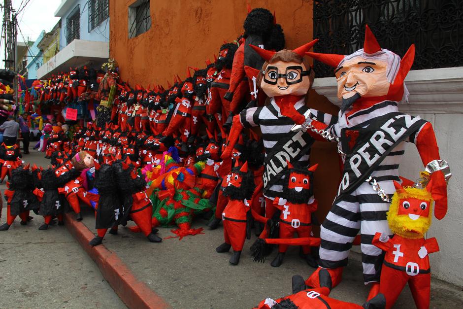 Las pi&ntilde;atas de Otto P&eacute;rez Molina y Roxana Baldetti ser&aacute;n utilizadas este 7 de diciembre para la Quema del Diablo. (Foto: Alexis Batres/Soy502)
