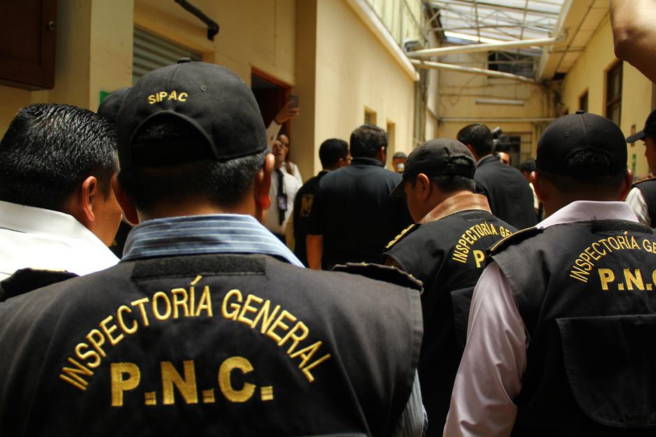 El Ministerio P&uacute;blico y la PNC allan&oacute; y efectu&oacute; 5 arrestos en el interior del Congreso, acciones vinculadas a las contrataciones irregulares por las que es se&ntilde;alado el diputado, Pedro Muadi. (Foto: Alexis Batres/Soy502)