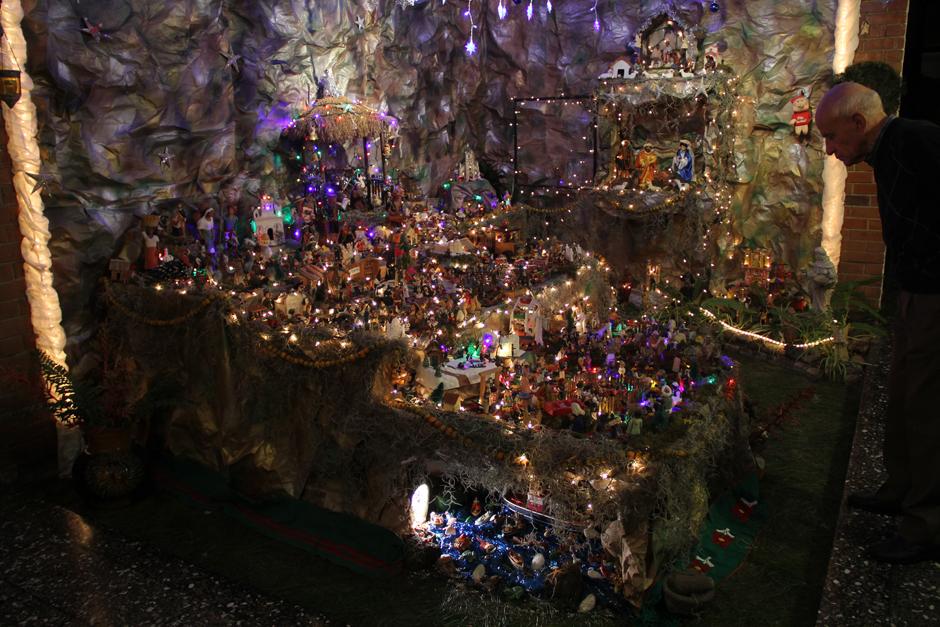 Jos&eacute; "el Sordo" Barnoya, a la derecha de la imagen, contempla su nacimiento, el cual construye desde hace casi 50 a&ntilde;os y lo cataloga de an&aacute;rquico y fuera de control. (Foto: Alexis Batres/Soy502)