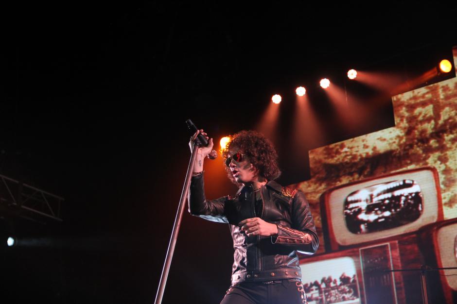 Enrique Bunbury deleit&oacute; a los miles de guatemaltecos que corearon las canciones del cantautor espa&ntilde;ol en una noche repleta de videos de conciencia social en la Gran Sala Efra&iacute;n Recinos del Teatro Nacional (Foto: Alexis Batres/Soy502)