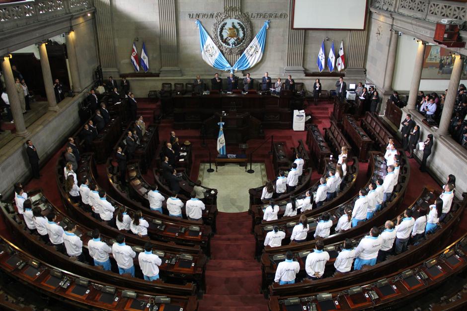 Los diputados del Congreso entregaron medallas de reconocimiento a los deportistas guatemaltecos que fueron ganadores en la &uacute;tlima edici&oacute;n de los Juegos Centroamericanos y del Caribe. (Foto: Alexis Batres/Soy502)