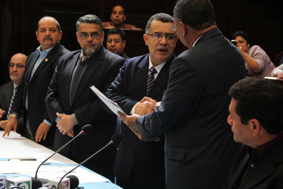Estuardo Gálvez, (al centro) presidente de la Comisión Postuladora, entregó a la Junta Directiva del Congreso la nómina de los 40 candidatos para ser magistrados del Tribunal Supremo Electoral (Foto: Alexis Batres/Soy502)