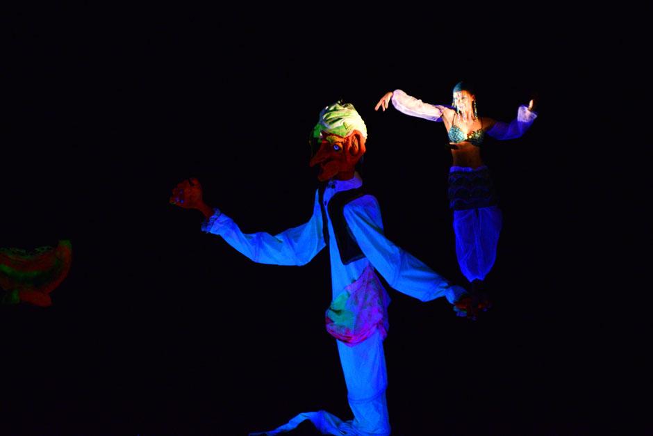 La luz y los colores se abrieron paso en medio de la oscuridad, para mostrar el espectacular montaje de Fausto, &nbsp;en el Teatro Negro de Praga (Foto: Alexis Batres/Soy502)