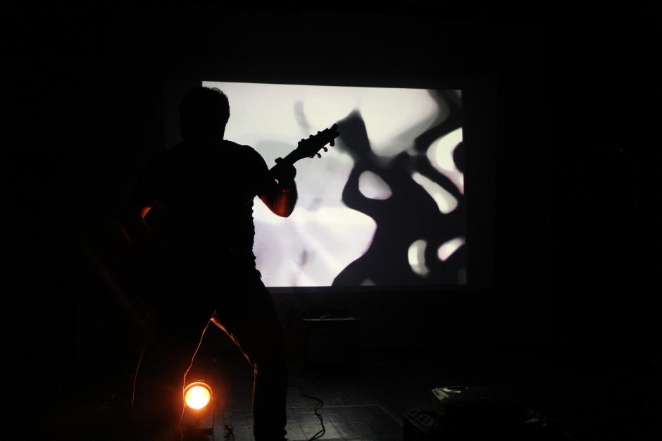 Sumidos en la oscuridad, intro&Aacute;cido abri&oacute; el concierto experimental que se realiz&oacute; este viernes en el Teatro Lux, instalaciones del Centro Cultural de Espa&ntilde;a. (Foto: Alexis Batres/Soy502)