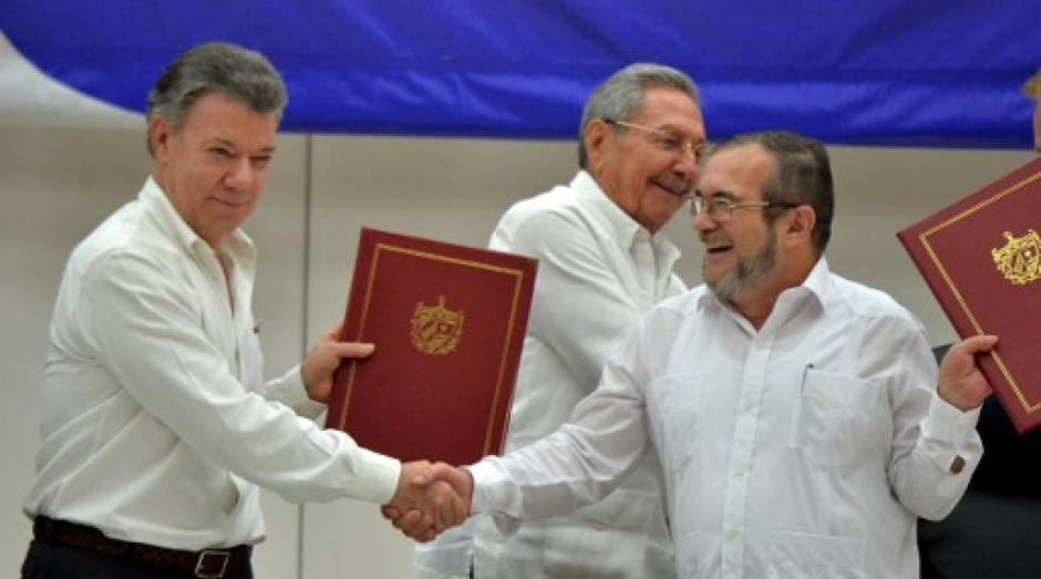 El presidente de Colombia, Juan Manuel Santos y el l&iacute;der de las FARC, Timoleon Jim&eacute;nez, firmaron en Cuba el cese al fuego. (Foto: AFP)