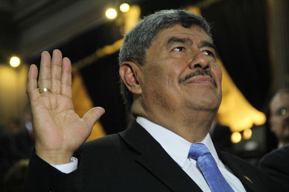 Aproximadamente 15 minutos después de ser electo como Contralor de Cuentas, Carlos Mencos fue juramentado en el Congreso. (Foto: Alexis Batres/Soy502)