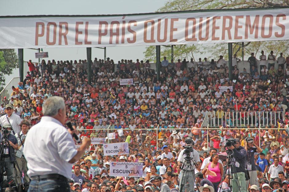 El presidente Otto P&eacute;rez present&oacute; su Segundo Informe de Gobierno frente a miles de guatemaltecos que llegaron en buses marcados con el logo que utiliza el Gobierno para presentar su Informe. (Foto: Alexis Batres/Soy502)