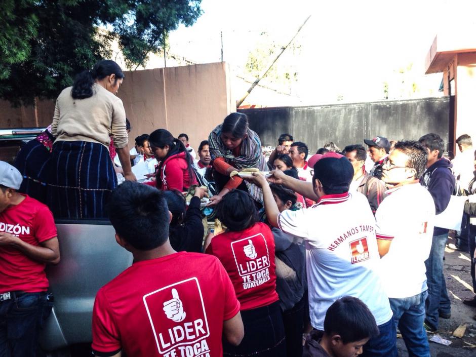 Nadie empezará con hambre en la asamblea general de Lider. El partido le dio de comer a sus simpatizantes. (Foto: Soy502).