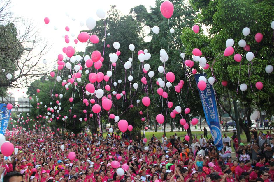 Una de las caracter&iacute;sticas de esta carrera es el lanzamiento de miles de globos al aire en la salida. (Foto: Alexis Batres/Soy502)
