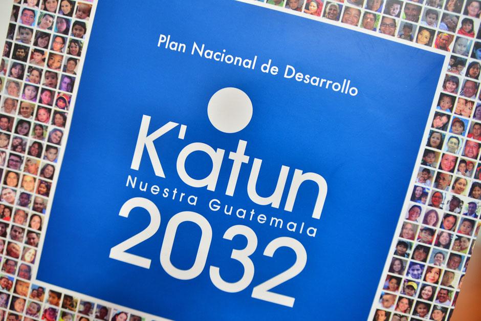 La Segeplan distribuy&oacute; este mi&eacute;rcoles un lujoso libro que contiene el Plan Nacional de Desarrollo K&acute;atun 2032, impreso en papel cuch&eacute;, a doble carta, por el cual desembols&oacute; 425 mil quetzales, pero con un detalle controversial: utiliza en la portada fotos extra&iacute;das de cuentas de Facebook personales y, de paso, un par de Wikipedia y hasta "memes". (Foto: Wilder L&oacute;pez/Soy502)