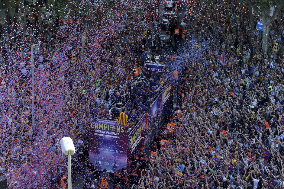 Las calles de Barcelona se llenaron de seguidores quienes salieron para aplaudir a su equipo que se coron&oacute; campe&oacute;n de la Champions League.&nbsp;&nbsp;(Foto: AFP)