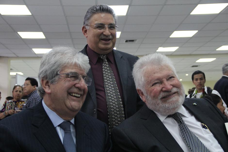 Byron Barrera, autor del libro (de pie), Rafael Espada y Juan Francisco Reyes López, posan para las fotos tras la presentación del libro sobre el expresidente Alfonso Portillo (Foto: Alexis Batres/Soy502)