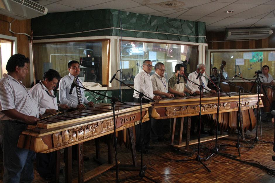Los maestros marimbistas ingresan al Sal&oacute;n de Cristal de la TGW, en donde el instrumento que han interpretado por d&eacute;cadas les espera. (Foto: Alexis Batres/Soy502)