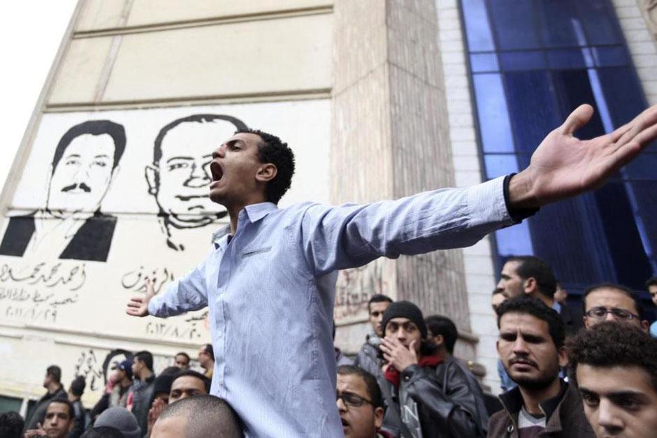 La celebraci&oacute;n del cuarto aniversario de la revoluci&oacute;n en Egipto se torn&oacute; violenta tras un enfrentamiento entre manifestantes y la polic&iacute;a. (Foto: Tomada de El Mundo)