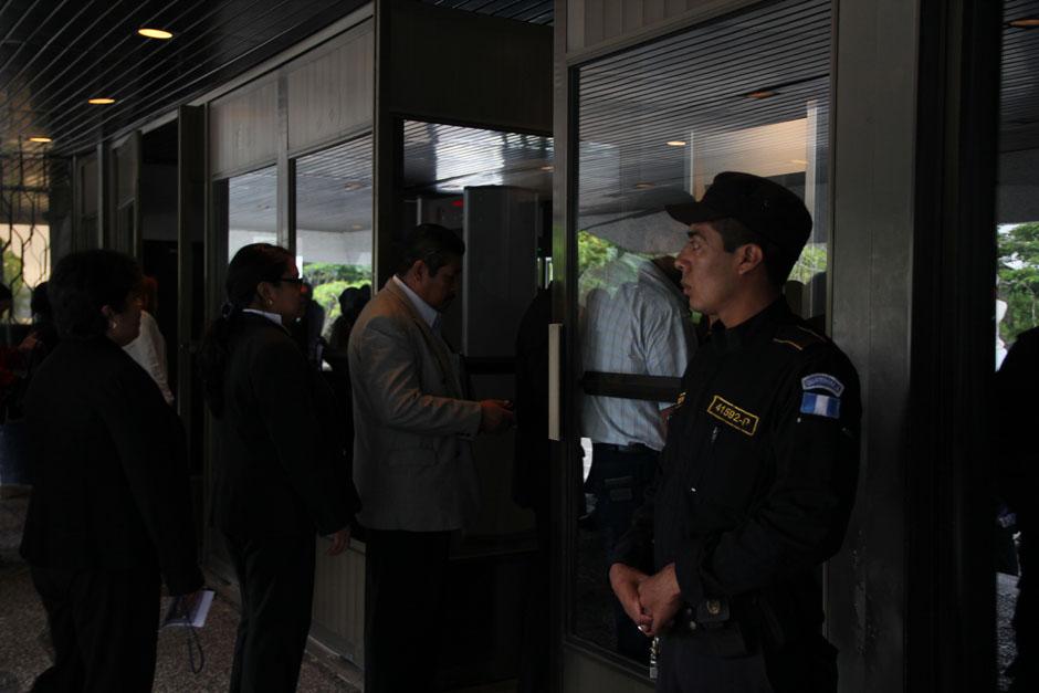 La Polic&iacute;a Nacional Civil resguarda el ingreso al Teatro Nacional, previo al evento que se llevar&aacute; a cabo este d&iacute;a. (Foto: Alexis Batres/Soy502)