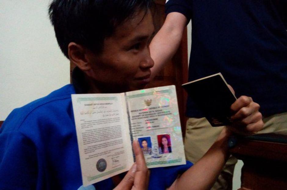 El marido result&oacute; ser una "mujer" y ahora fue capturado por falsificaci&oacute;n de identidad. (Foto: lapatilla.com)