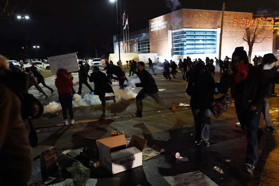 Tras conocerse el fallo que dej&oacute; libre al oficial que dio muerte al joven negro Michael Brown, se desat&oacute; el caos en Ferguson, Estados Unidos. La Guardia Nacional lanza gases lacrim&oacute;genos para replegar a los manifestantes. (Foto: AFP)