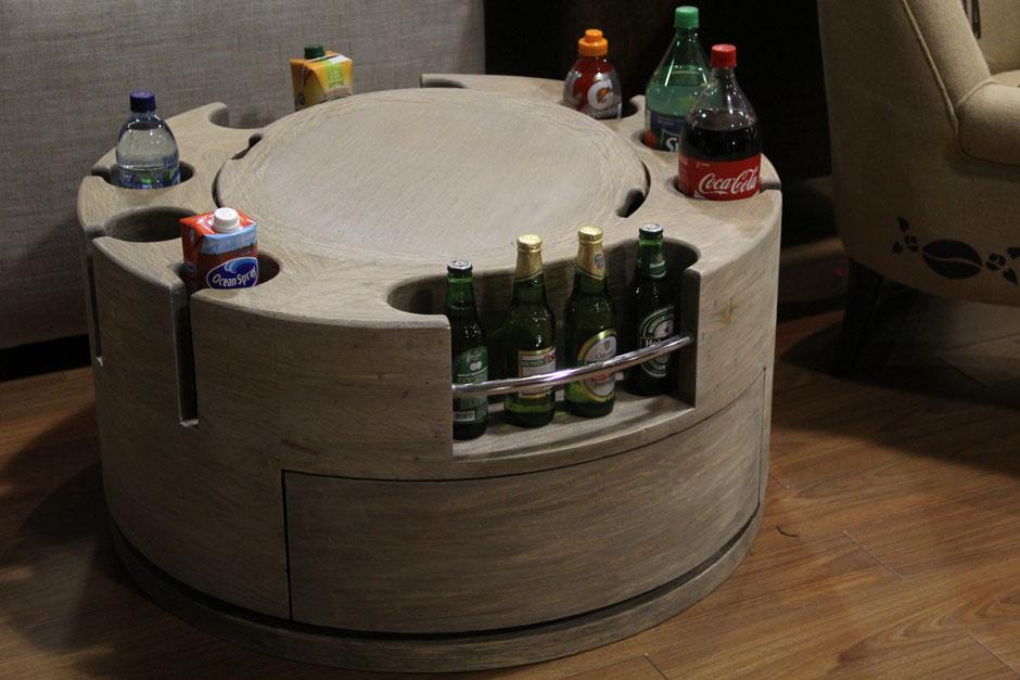 Esta peculiar mesa de centro acapara la atenci&oacute;n de los visitantes m&aacute;s j&oacute;venes&nbsp;(Foto: Alexis Batres/Soy502)