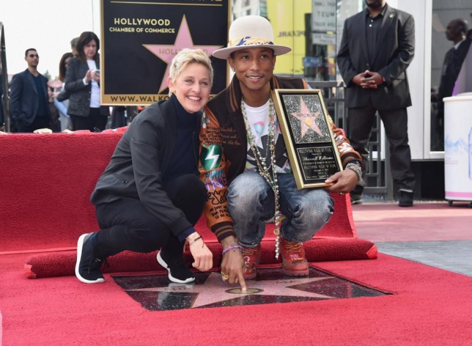 Pharrell llevaba un sombrero beige, una camiseta blanca, collares y una colorida chaqueta. (Foto: AFP)