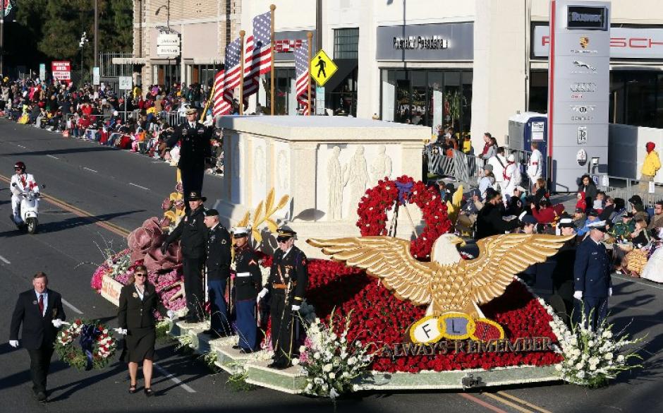 La carroza elaborada con flores ganadora del Tournament Volunteers Trophy, desfila por las calles de Pasadena. (Foto: Frederick M. Brown/AFP)