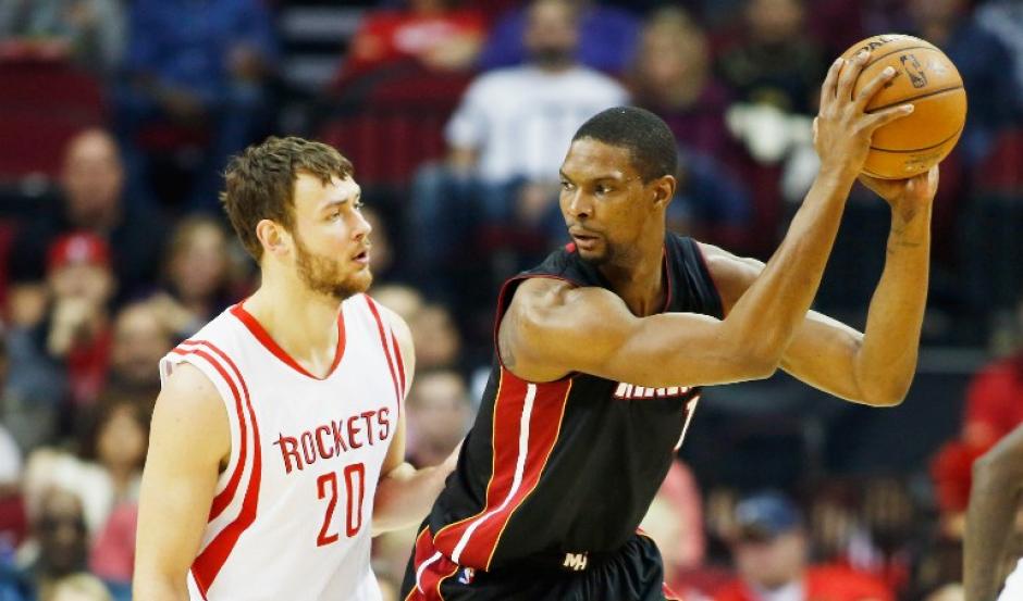 Chris Bosh protege el bal&oacute;n ante la marca de un rival de los Nets de Brooklyn. (Foto: AFP)