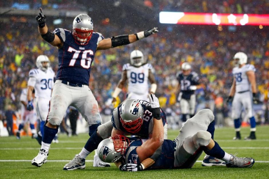 Nate Solder tirado celebra su anotaci&oacute;n en el tercer cuarto con sus compa&ntilde;eros Dan Connolly (63) y Sebastian Vollmer(76). (Foto: Jared Wickerham/Getty Images North America/AFP)