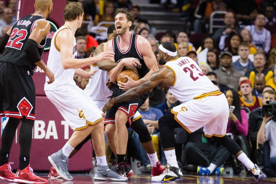 LeBron James le gan&oacute; el pulso a Gasol y los Cavalier se impusieron a los Bulls. (Foto: AFP)