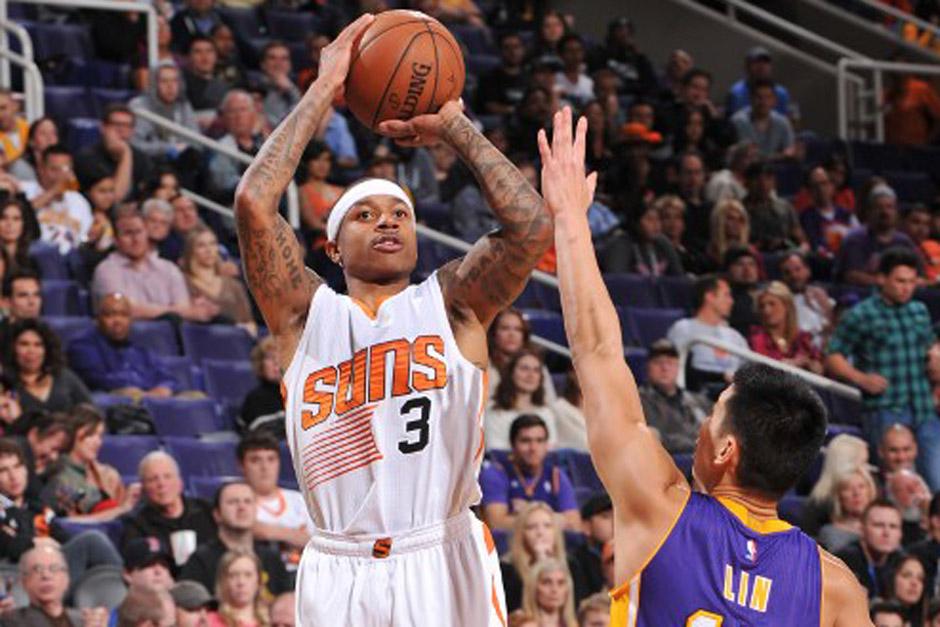 Isaiah Thomas se alista para disparar ante la marca de un rival. (Foto: AFP)