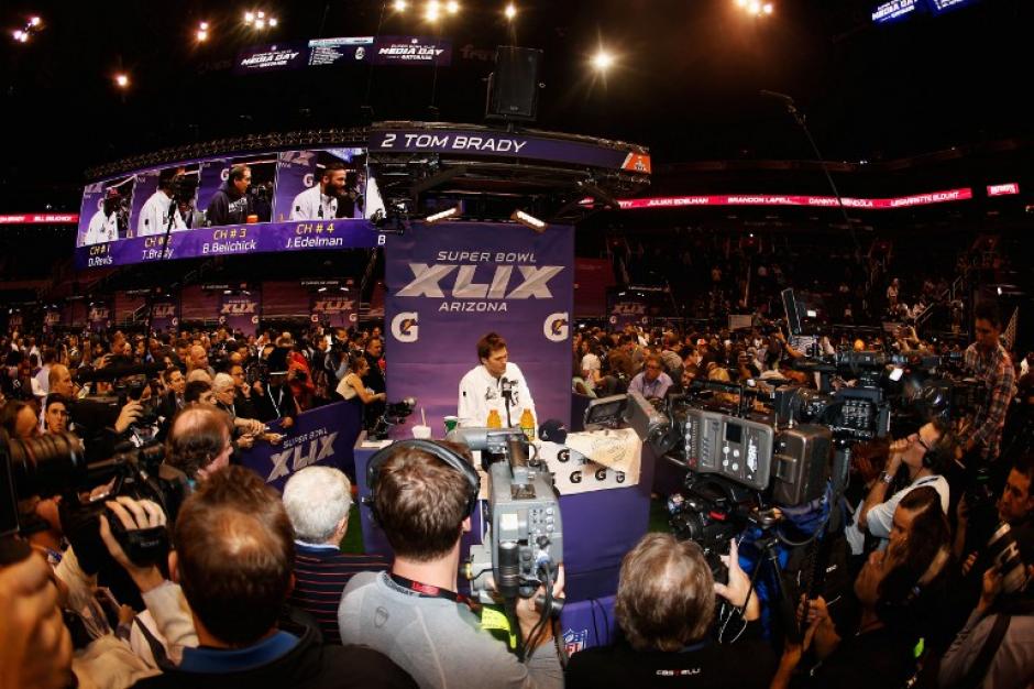 Tom Brady en su primera conferencia tras la llegada de los Patriots a Arizona. (Foto: AFP)