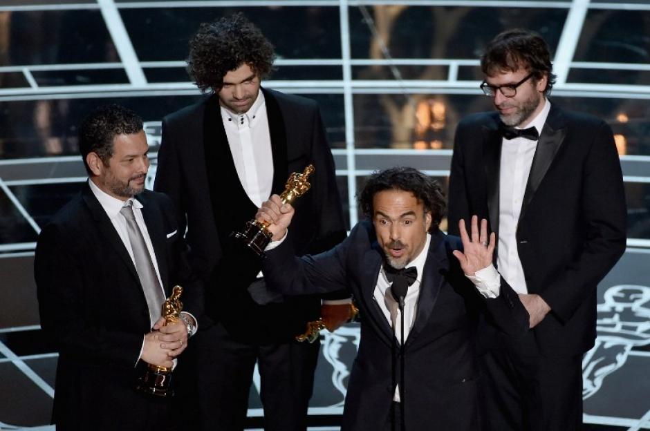 Alejandro Gonz&aacute;lez I&ntilde;&aacute;rritu y su equipo de producci&oacute;n fueron los ganadores de la noche al llevarse la estatuilla por Mejor pel&iacute;cula del a&ntilde;o. (Foto: AFP)