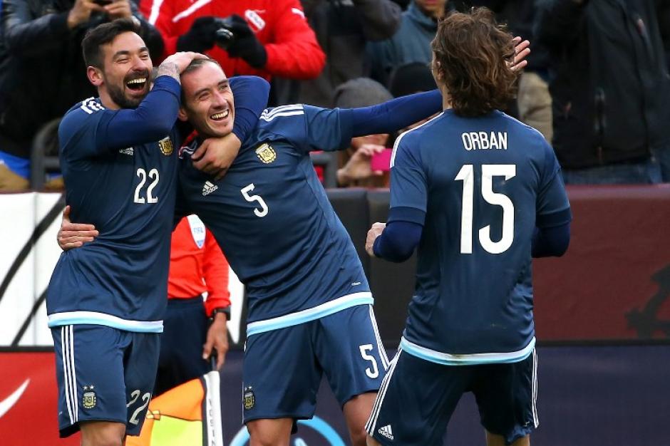 Mancuello celebra el 2-0 ante El Salvador junto a Orban y Lavezzi. (Foto: AFP)