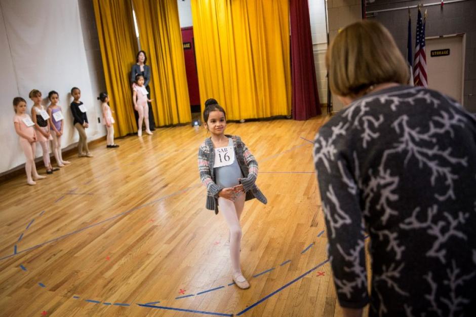 Adriana Guti&eacute;rrez, de seis a&ntilde;os, asiste a las audiciones para la Escuela de Ballet Americano en la ciudad de Nueva York. &nbsp;(Foto: AFP/Andrew Burton)