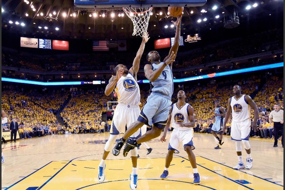 Los Grizzlies empataron la serie ante los Warriors y obligaron a un cuarto juego como m&iacute;nimo. (Foto: AFP)